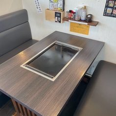 テーブル席が4名×6卓ございます。
