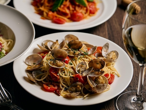 生地にこだわるモチサクのナポリピザとこだわりのイタリアン。ゆったり空間でワインと