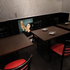 小規模でもご利用しやすい2名テーブル席もございます。