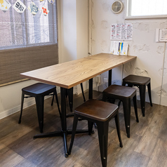 【友人同士の飲み会に】広々としたテーブル席は少人数～大人数までご利用可能！