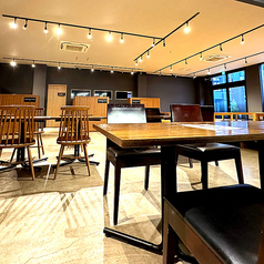 当店は最大80名程の収容が可能で、大人数の集まりにもぴったりです。団体様（40名以上～）は無料で貸し切りも出来ますのでご相談ください。少人数での貸切も承っており、その場合は貸切料がかかりますがプライベートな空間でリラックスしてお過ごしいただけます。座敷席もテーブル席もご用意しており、用途に合わせて選べる