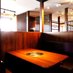 落ち着いた雰囲気のソファー席は、ゆったりとお過ごしいただけます◎美味しいお肉を味わいながら楽しいひと時を♪