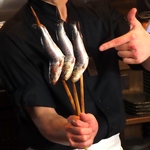 店主が自信を持っておすすめする炉端焼き！目の前で焼き上げ、旨味をぎゅっと閉じ込めた至極の一品☆