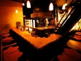 【臨場感溢れるカウンター】1階には焼き台を囲むように作られた掘りごたつ式のカウンター席がございます。大将が目の前で一本一本丁寧に焼き上げる職人技を五感で楽しめる特等席。デートやお忍び、お一人様でのサク飲みにも抜群です。