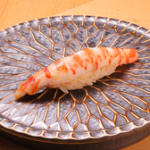 【上質な江戸前鮨の饗宴】上品で清潔感にあふれる空間で熟練の技が織りなす江戸前鮨を心ゆくまでご堪能いただけます。新鮮な素材を使用し、職人が一品一品丁寧に仕上げたお寿司は、見た目にも美しく、味わい深い体験をお届けします。大切な人との食事や特別な日の演出にぴったりです。心温まるおもてなしも魅力の一つです。