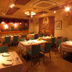 お仕事帰りのお食事やサク飲みに嬉しい、お一人様でも気軽に利用できるカウンター席も完備!シェフの気配を感じながらご自身のペースで、ゆっくりとお料理とお酒をお楽しみいただけます。ランチタイムのご利用にも大変おすすめのお席です◎