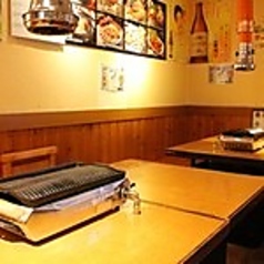 ちょっとした同僚の送別会や、仲良しグループでのカジュアル飲み会にぴったり。料理を囲みながら盛り上がれるテーブル配置で、シェアしやすく、気取らず楽しめる空間です。