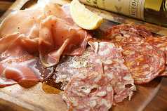 スペイン産 サラミと生ハムの盛り合わせ