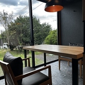 開放感のある大きな窓から外の景色を眺められる、2名様用の個室では、プライベートな空間のなかで、大切な方と特別な食体験を味わうことができます。心温まるひとときをお過ごしください。