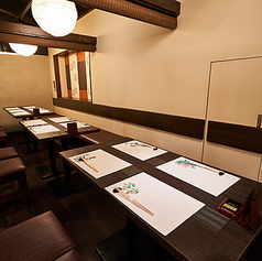 広々とした完全個室。少々狭くなりますが、詰めてお座りいただくことで17名様までをご案内することも可能です。