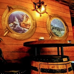 【テーブル席：2名様×2卓】周囲を気にせず、ゆったりと楽しめる大人のデート空間。デートにおすすめの落ち着いたお席をご用意しております。テーブルに仕切りを付けることも可能なので、周りを気にせず、ふたりだけのプライベート感たっぷりの時間をゆったりとお楽しみいただけます。