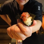 本鮪の濃厚な旨味を引き立てる赤酢シャリ 。店主が真心を込めて握る自慢の逸品をお楽しみください。