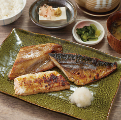 [得]湊や三種食べくらべ定食  ・さばの一夜干し　・真ほっけの一夜干し　・サーモンハラス焼きの写真