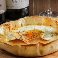 梅田で味わう、独自製法で仕上げた当店自慢のシカゴピザ