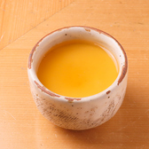 【江戸前鮨の極み】 上質で清潔感あふれる空間で、熟練の技が光る江戸前鮨を心ゆくまでご堪能いただけます。新鮮なネタと職人の技が織りなす味わいは、まさに至福のひととき。お客様の特別な時間を演出するため、こだわりの空間づくりにも力を入れています。あなたの大切な時間を、ぜひ至福の鮨体験で満たしてみませんか。