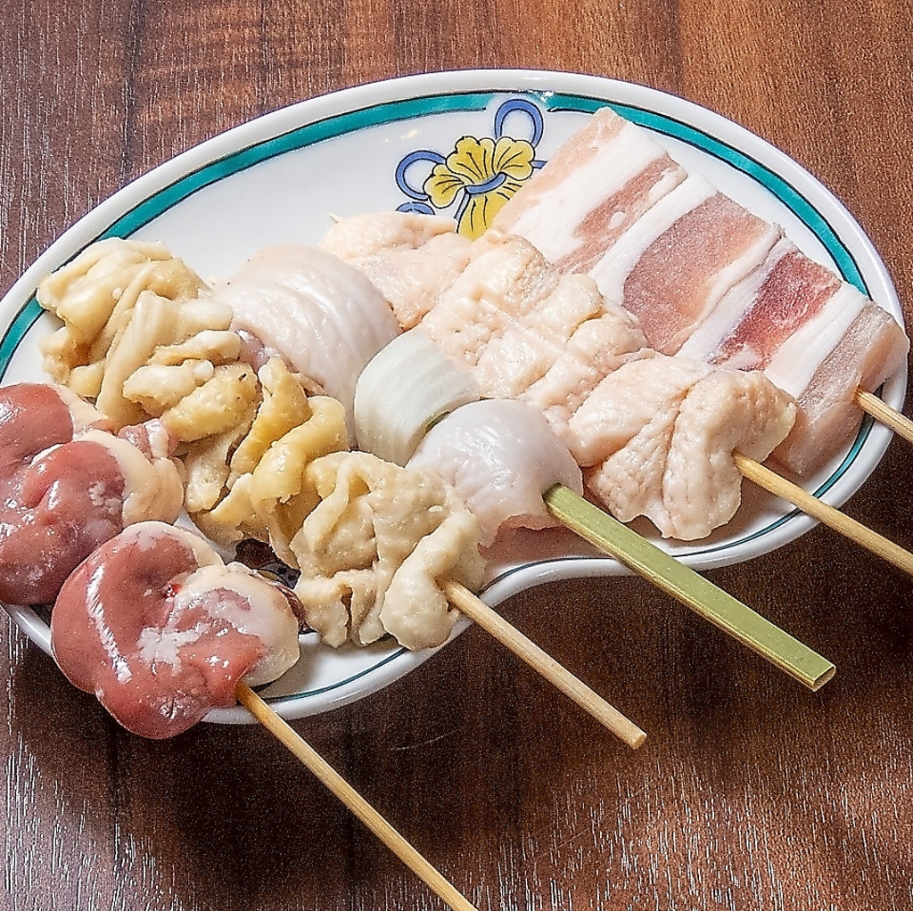 焼鳥は1本190円(税込)～各種ご用意◎盛り合わせは宴会にも最適で、ボリューム満点な自慢の逸品です！