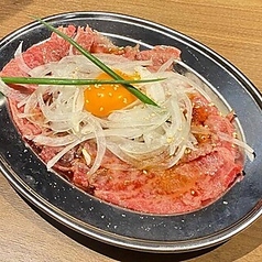 【まる牛モモ肉ユッケ(炙り)】の写真