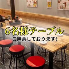 【様々な内装でお出迎え！】大衆感溢れるフロアは肩肘はらずにお食事を楽しめるスペースとなっております◆お席を繋げて６名様以上の中大規模のご宴会も大歓迎です！＃烏丸御池＃四条烏丸＃京都＃居酒屋＃飲み放題＃串カツ＃居酒屋