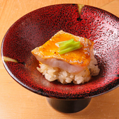 【特別な鮨体験】清潔感に満ちた上質な空間で、江戸前鮨の真髄を体験してみませんか。職人の熟練した技が生み出す一皿一皿は素材の良さを引き立て美味しさを極めています。特別な時間を演出するこの場所では、食事を通じて心豊かなひとときを過ごすことができます。特別な日のディナーや大切な人との時間に最適な場所です。