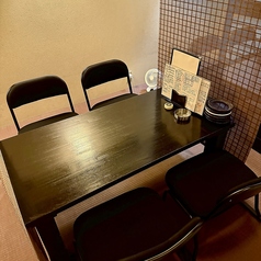 【プライベート空間で贅沢な体験！】テーブル個室が10～14名様利用可能♪会社宴会やパーティーにおすすめで、プライベートな空間でお食事を楽しめます。家族や友人との大切なお時間を過ごすのにぴったり。心地よい雰囲気の中、美味しい料理と楽しい会話を楽しむことができます。特別な日には、ぜひこちらの空間で贅沢体験を