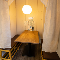 【半個室有】カーテンで囲まれた半個室席は周りを気にせずゆっくりお食事をお楽しみ頂けます。