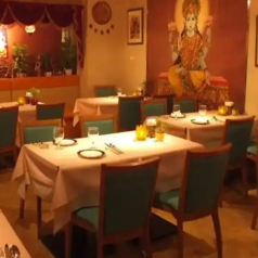 着席での貸切ご宴会は、最大45名様までご利用いただけます!インド風の豪華なタペストリーや装飾が、パーティーの雰囲気をより一層盛り上げるでしょう◎美味しいお料理とお酒を囲んで、思い出に残る特別な時間をご提供いたします。