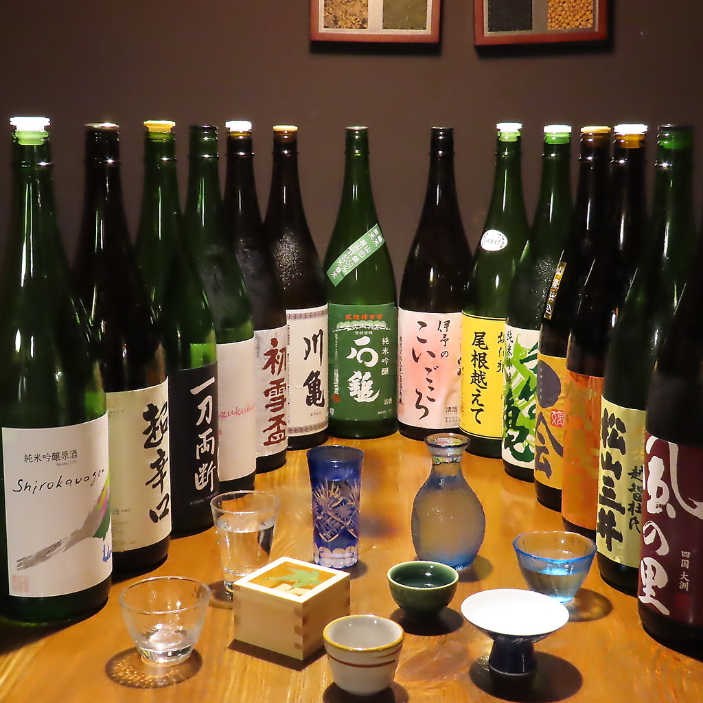 愛媛県内外問わず地酒を多数取り揃えております！当店しかできない地酒飲み比べをお楽しみください♪