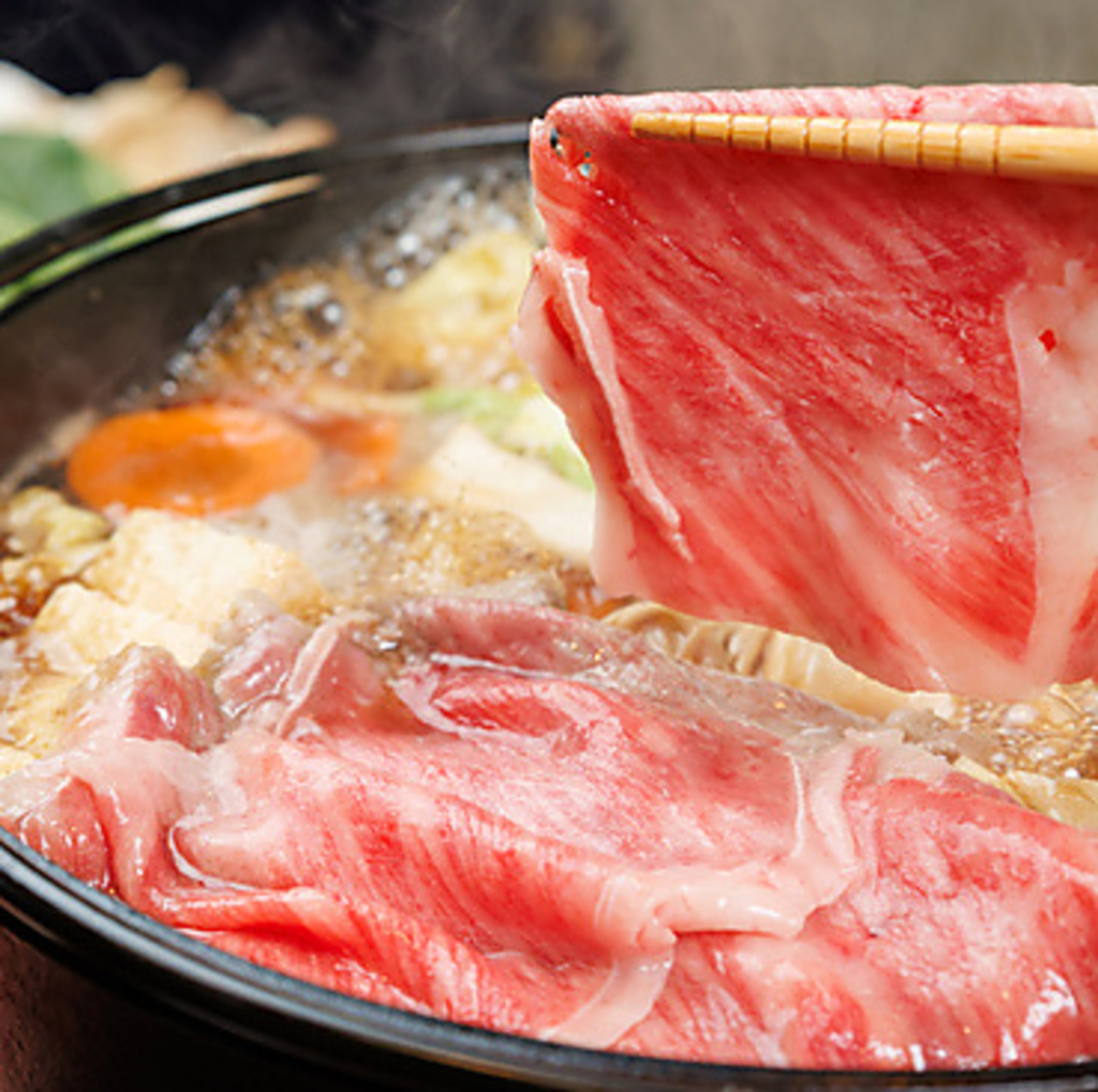 こだわりのすき焼きは、甘みたっぷりの薩摩錦牛とじっくりと煮込まれた野菜が絶妙に調和します！