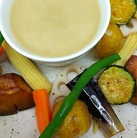 新鮮な地元野菜をバーニャカウダで！定番の揚げパンも