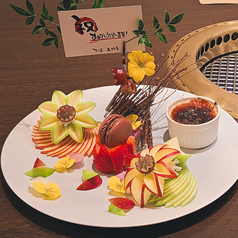 【旬のフルーツとアイスケーキを盛り付けた華やかさ♪】山科店オリジナルバースデープレート＜税込1980円＞の写真
