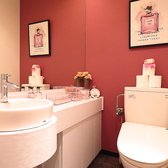 女性トイレ完備♪気兼ねなくメイク直しをしやすい清潔なレストルームです。インテリアにもこだわりアメニティも豊富なのでご安心ください!ハンドソープとハンドクリームはこだわりの香り高い王室御用達のブランドを使用。