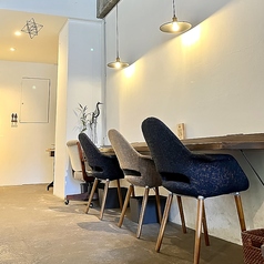 ハイカウンター5席／ローカウンター4席／窓際カウンター4席