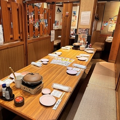 お座敷が埋まっていても大丈夫！一部のお席は間仕切りが跳ね上げ式になっております。通路を挟めば一列で１４～１６名様のご宴会も対応可能です。残念ながらお座敷が埋まっている場合、こちらの席をご検討ください。背中合わせで２列ございます。　※写真は「はなの舞　新鎌ヶ谷店」の　31/35/43卓です。