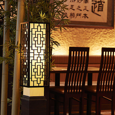 2階【1～6名席】中国の書家の作品を眺めながら、ゆっくりとお食事をお楽しみください。