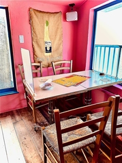 ピンクの壁がかわいい３階席はゆったりメキシカンをご堪能いただけるよう広々テーブル！