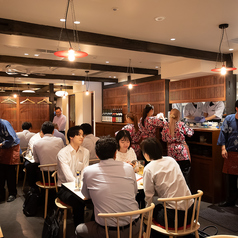 落ち着いた雰囲気の空間でありながらも、賑やかな空間となっております♪元気なスタッフが心を込めたおもてなしで不自由ない楽しい時間を提供させていただきます・・・