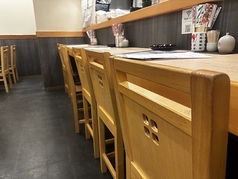 親しい方とのサシ飲みにも最適なカウンター席。明るく清潔感のある空間で、周りを気にせずゆったりとお過ごしいただけます。気さくなスタッフとの会話も弾みます◎居心地の良さにこだわったカウンターで、心行くままお食事をお楽しみください。