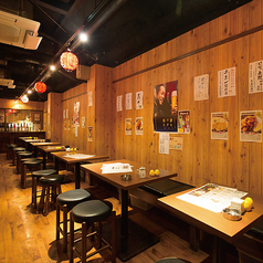 美味しい鶏料理とお酒を囲んでワイワイするならテーブル席!炭火焼野菜やトマトサラダは美容意識の高い女子会にも人気!