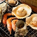 料理メニュー写真&nbsp;卓上の焼き台でセルフ仕上げ！直火の臨場感を味わう『海鮮盛り合わせ』