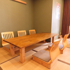 靴を脱いでお上がりいただくお座敷のカウンター席は、足を伸ばして寛げるので居心地もよく思わず長居してしまいそうな雰囲気・・・♪居心地のいいカウンター席で自慢の料理をお愉しみください。