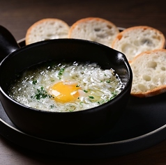 しらすと半熟卵のアヒージョ