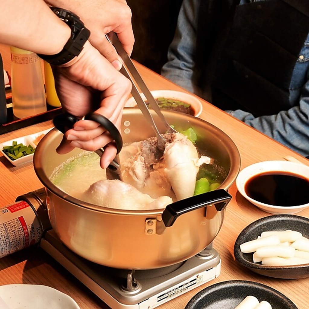 国産鶏をまるごと一羽使用したこだわりのタッカンマリ！鶏の旨み＆スープの深みが一味違う韓国薬膳鍋