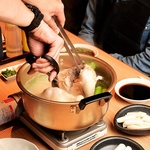 国産鶏をまるごと一羽使用したこだわりのタッカンマリ！鶏の旨み＆スープの深みが一味違う韓国薬膳鍋