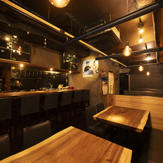 テーブル席からの光景です。おしゃれな隠れ家的雰囲気を楽しんでください。