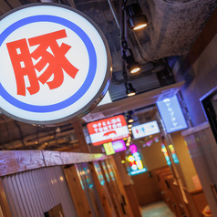ネオンが灯るレトロで遊び心ある空間に、ひときわ目を引く「豚」のマーク。TONTONの世界観を象徴するこの看板は、初めて訪れる方にも強烈な印象を残します。店に入る前からワクワク感をかき立てる、写真映えもばっちりなアイキャッチです。
