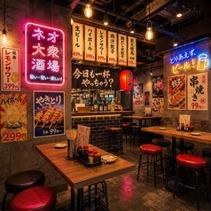 少人数～団体様までピッタリのお席にご案内いたします♪ご友人同士の飲み会はもちろん、デートや記念日、宴会など、プライベートからビジネスシーンまで幅広いニーズにお応えいたします。オープンなお席は、肩肘張らないカジュアルな雰囲気で気兼ねなくご宴会をお楽しみいただけます♪