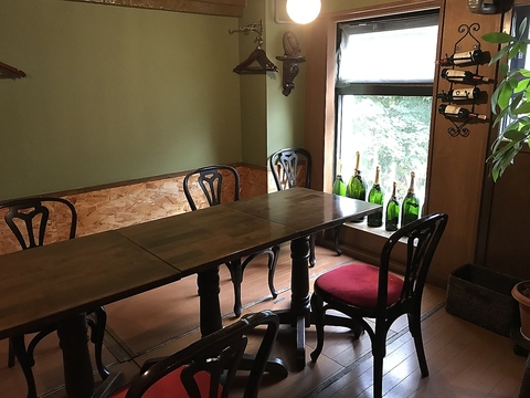 店内は完全個室のモダンレトロな趣です。隠れ家的な雰囲気でくつろいでいただけます。