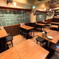 落ち着いた雰囲気の中で特別なひとときを提供します。静かな環境での仕事の打ち合わせや、デート、女子会に最適なスポットです。ゆったりとしたテーブル席は、心地よい会話を引き立て、リラックスした時間を演出します。美味しい料理とともに、大切な人との素敵な思い出を作る場として、ぜひ訪れてみてください。