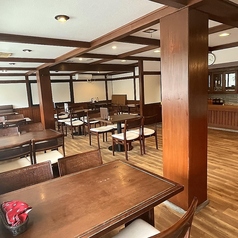 友人同士や職場の同僚との会食に便利な4名様テーブル席を3卓完備しております。最大45名様の貸切も承っており、大規模なイベントやパーティー利用に最適です。特別な日を異国情緒あふれる空間で演出できます