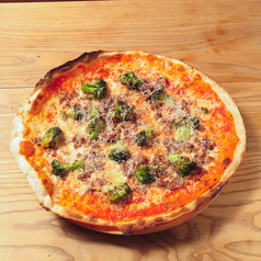 ペコリーノロマーノ香る、サルシッチャとブロッコリーのピザ